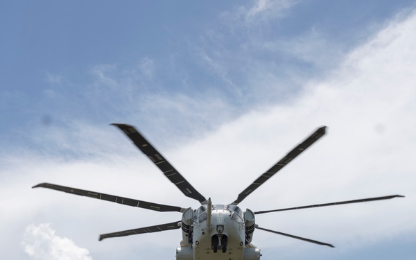 U.S. Marines with HMH-461 and 2nd DSB execute external lifts