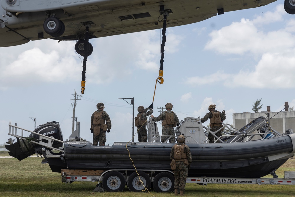 U.S. Marines with HMH-461 and 2nd DSB execute external lifts