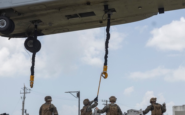 U.S. Marines with HMH-461 and 2nd DSB execute external lifts