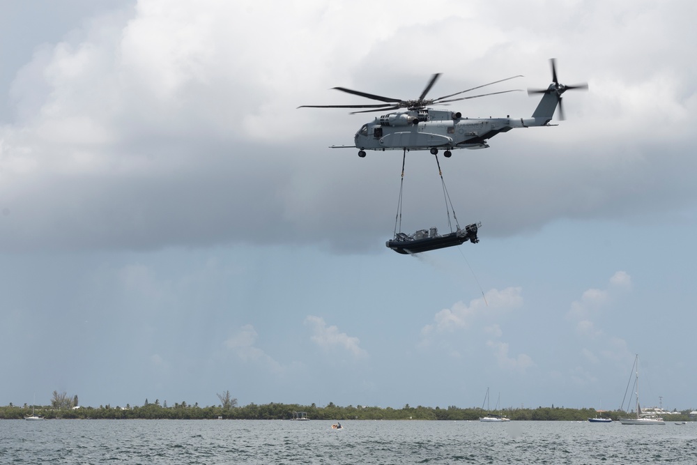 U.S. Marines with HMH-461 and 2nd DSB execute external lifts