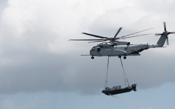 U.S. Marines with HMH-461 and 2nd DSB execute external lifts