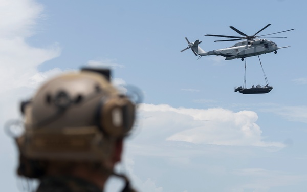 U.S. Marines with HMH-461 and 2nd DSB execute external lifts