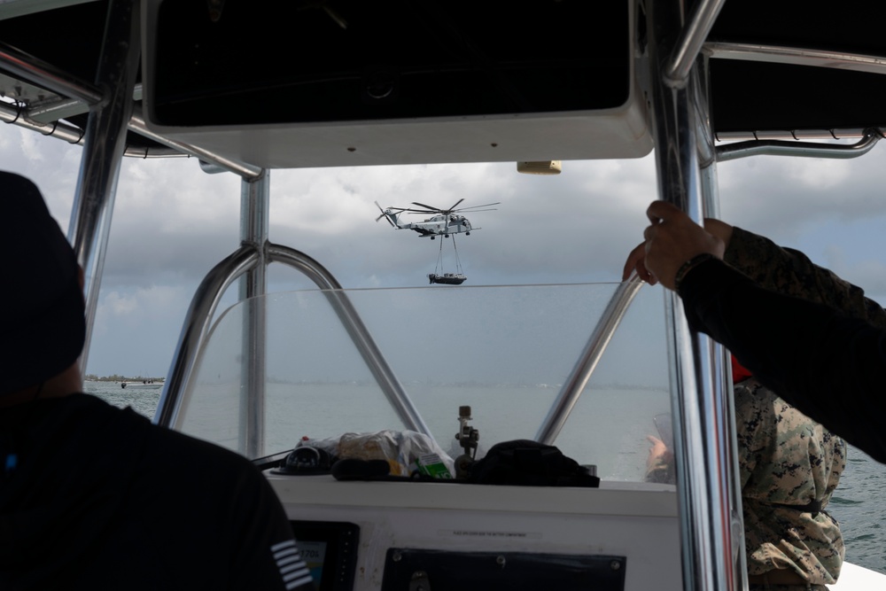 U.S. Marines with HMH-461 and 2nd DSB execute external lifts