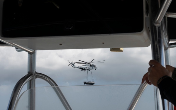 U.S. Marines with HMH-461 and 2nd DSB execute external lifts