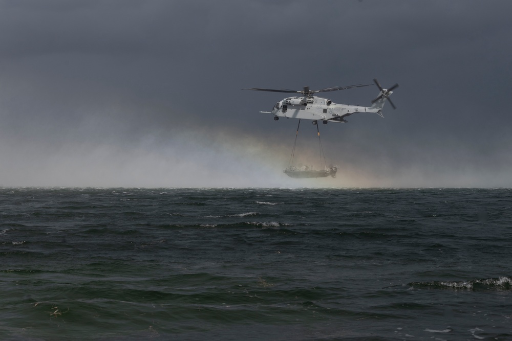 U.S. Marines with HMH-461 and 2nd DSB execute external lifts