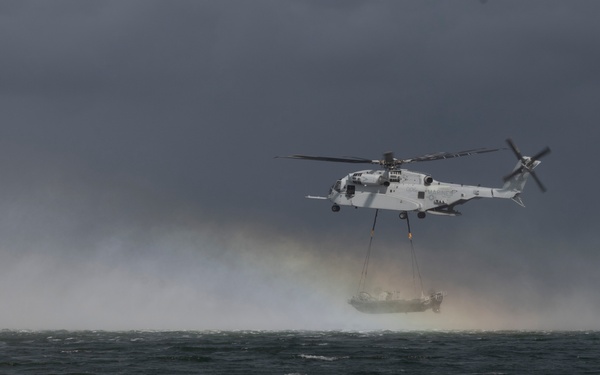 U.S. Marines with HMH-461 and 2nd DSB execute external lifts
