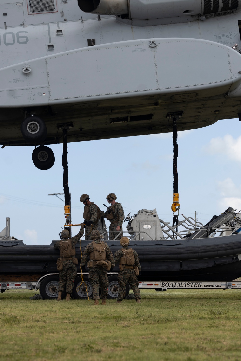 U.S. Marines with HMH-461 and 2nd DSB execute external lifts