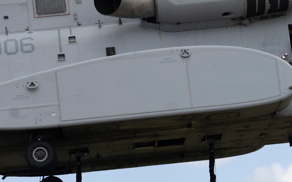 U.S. Marines with HMH-461 and 2nd DSB execute external lifts