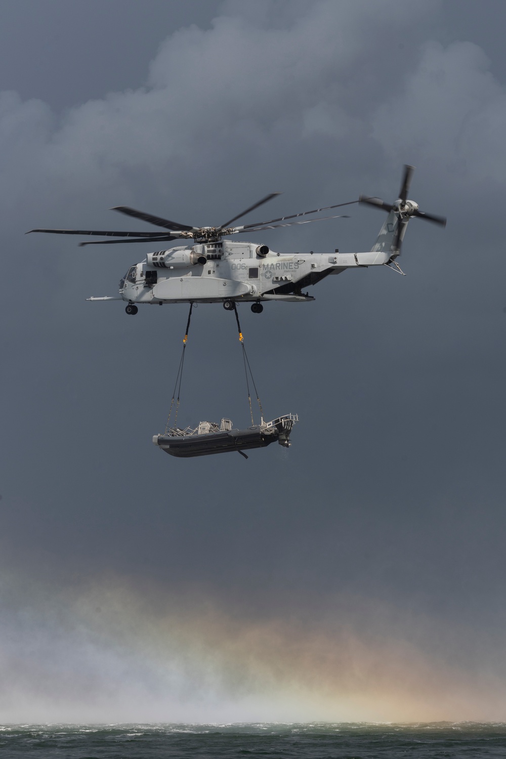 U.S. Marines with HMH-461 and 2nd DSB execute external lifts