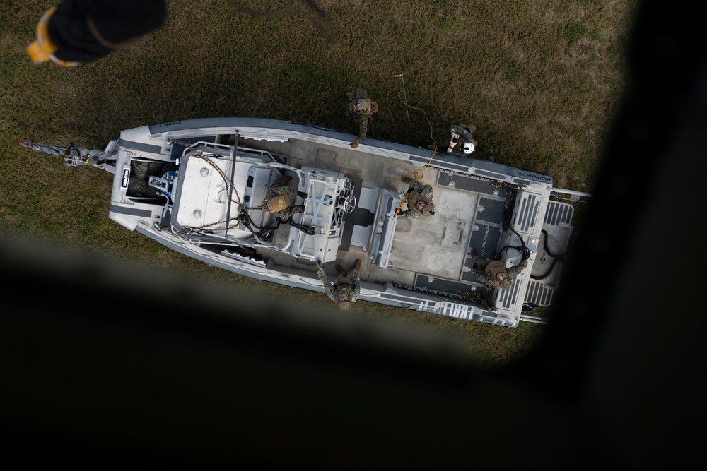 U.S. Marines with 2nd MAW execute external lifts and helocasting alongside U.S. Army Special Warfare Training Group (Airborne)