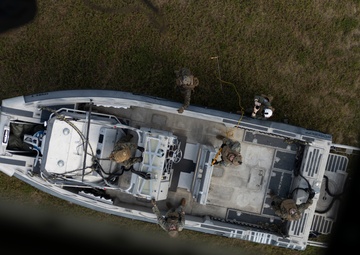 U.S. Marines with 2nd MAW execute external lifts and helocasting alongside U.S. Army Special Warfare Training Group (Airborne)