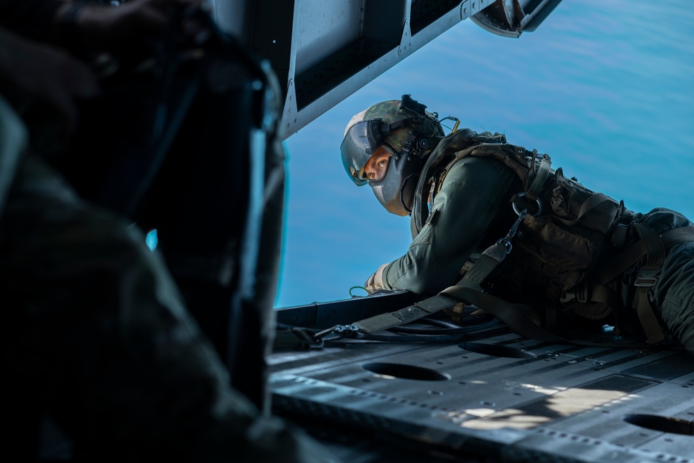 U.S. Marines with 2nd MAW execute external lifts and helocasting alongside U.S. Army Special Warfare Training Group (Airborne)