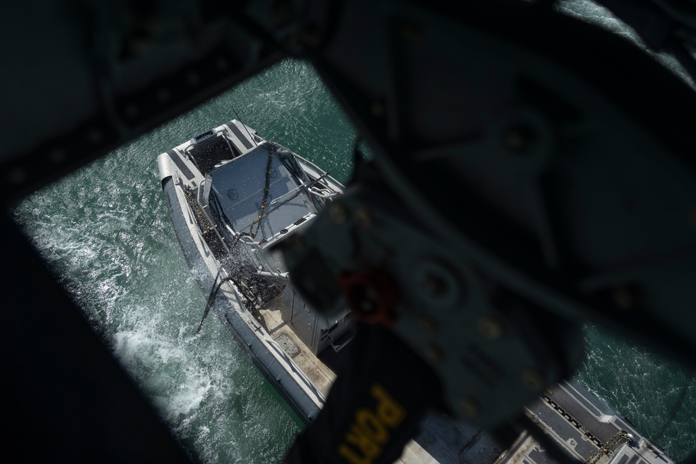 U.S. Marines with 2nd MAW execute external lifts and helocasting alongside U.S. Army Special Warfare Training Group (Airborne)