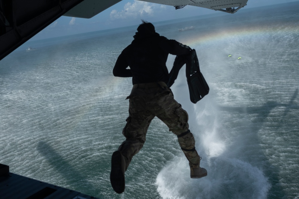 U.S. Marines with 2nd MAW execute external lifts and helocasting alongside U.S. Army Special Warfare Training Group (Airborne)