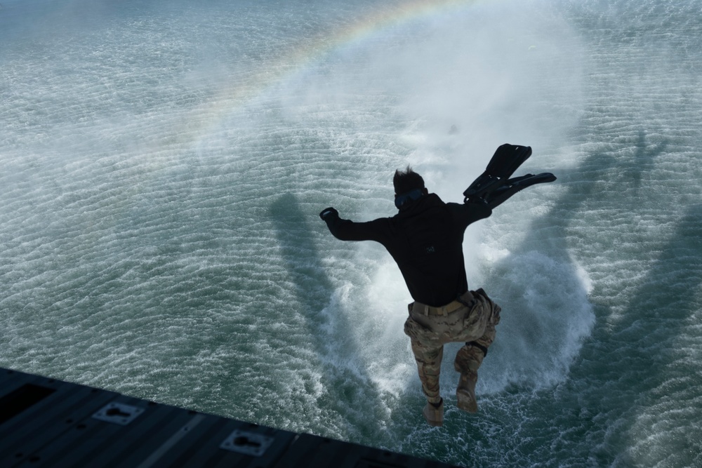 U.S. Marines with 2nd MAW execute external lifts and helocasting alongside U.S. Army Special Warfare Training Group (Airborne)
