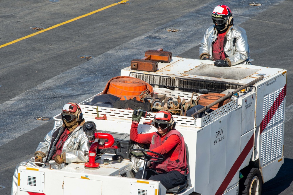 USS Carl Vinson (CVN 70) Conducts Routine Flight Operations in the Pacific Ocean