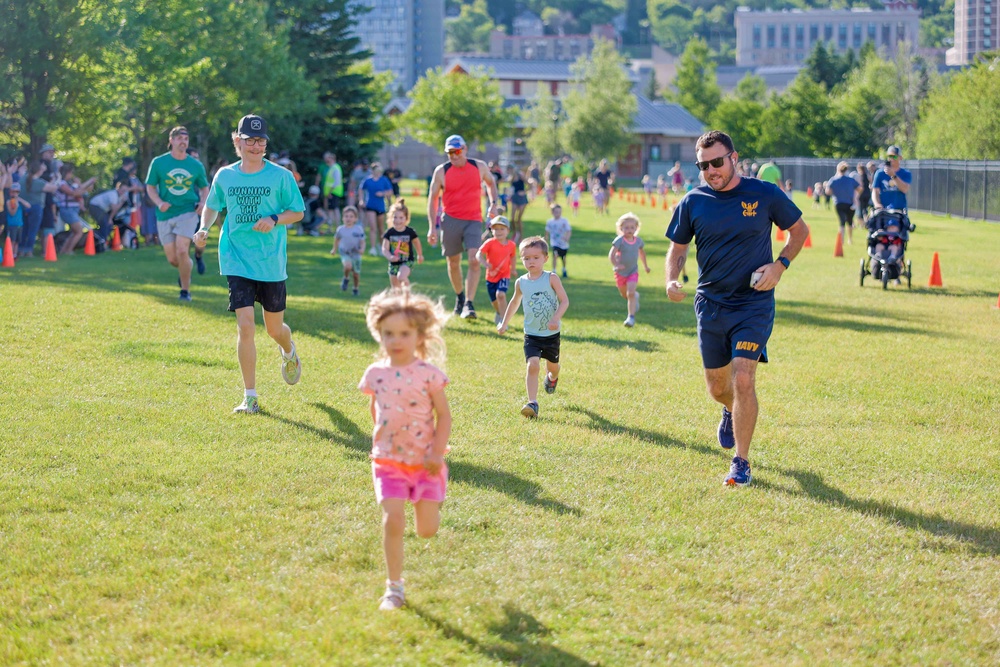 Sailors Join Kids’ Race During Navy Week Duluth