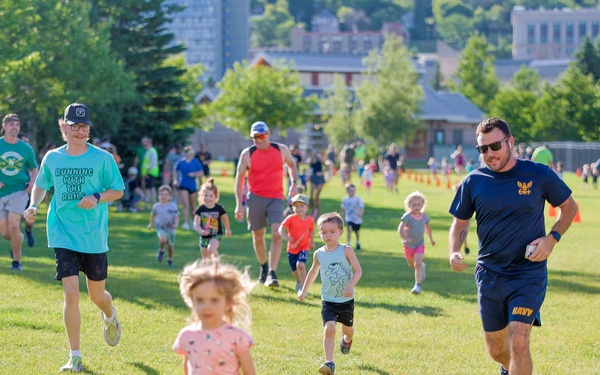 Sailors Join Kids’ Race During Navy Week Duluth