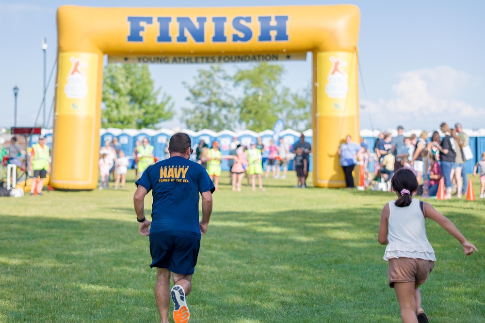 Sailors Join Kids’ Race During Navy Week Duluth
