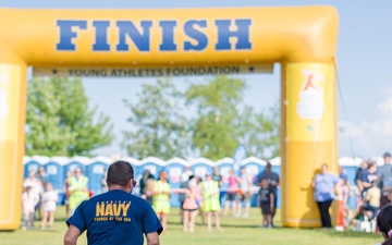 Sailors Join Kids’ Race During Navy Week Duluth