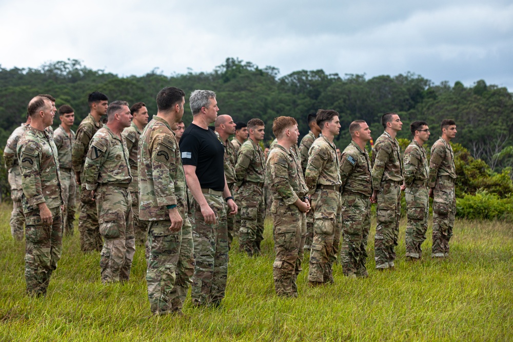 SECARMY visits 25th Infantry Division