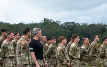 SECARMY visits 25th Infantry Division