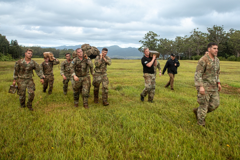 SECARMY visits 25th Infantry Division