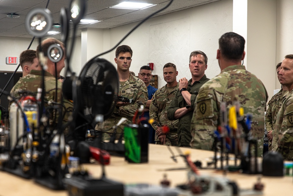 SECARMY visits 25th Infantry Division