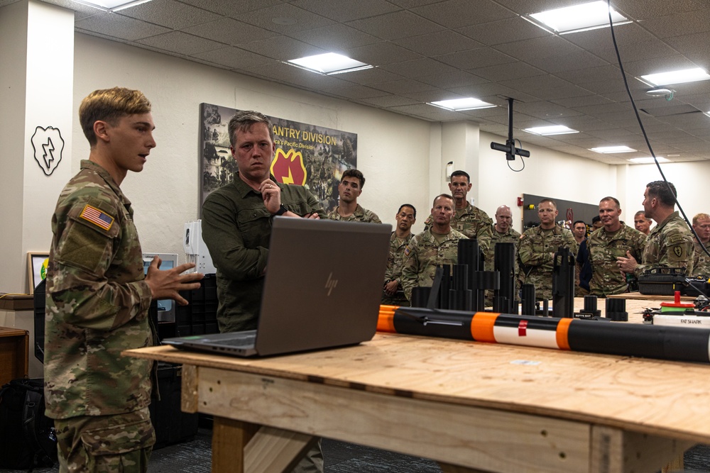 SECARMY visits 25th Infantry Division