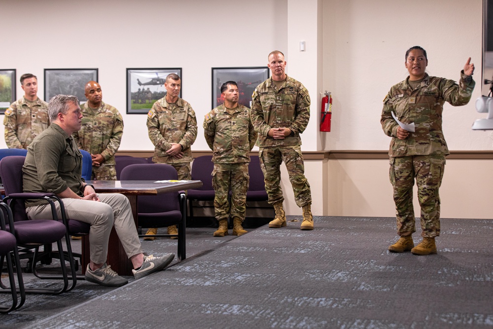 SECARMY visits 25th Infantry Division