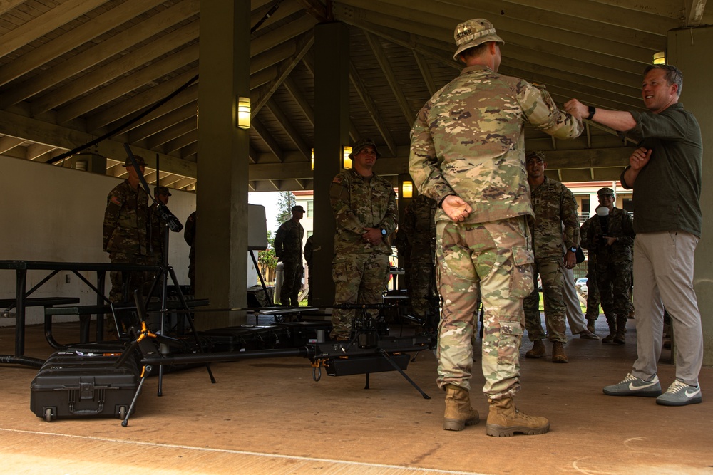 SECARMY visits 25th Infantry Division