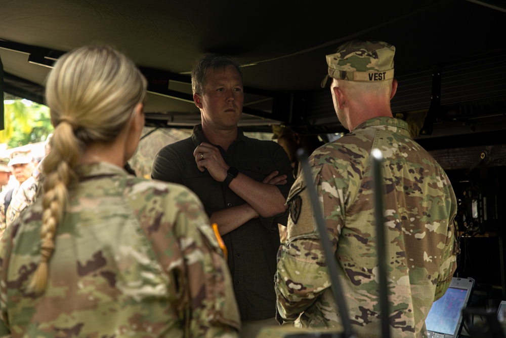 SECARMY visits 25th Infantry Division