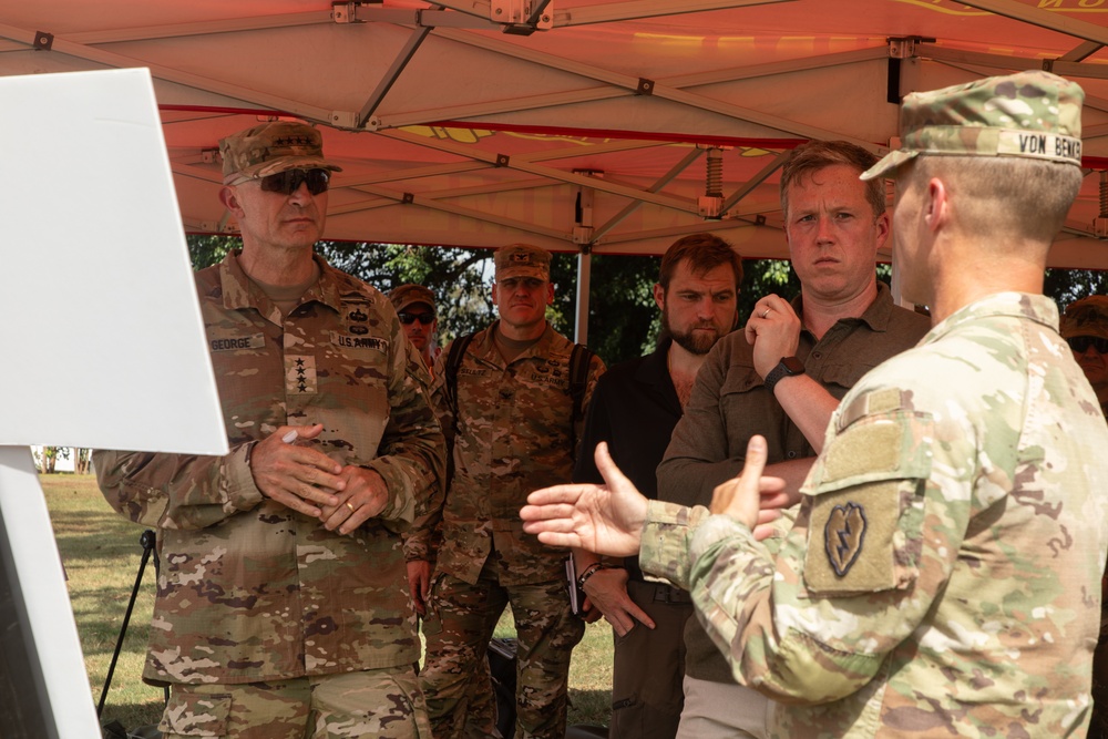SECARMY visits 25th Infantry Division