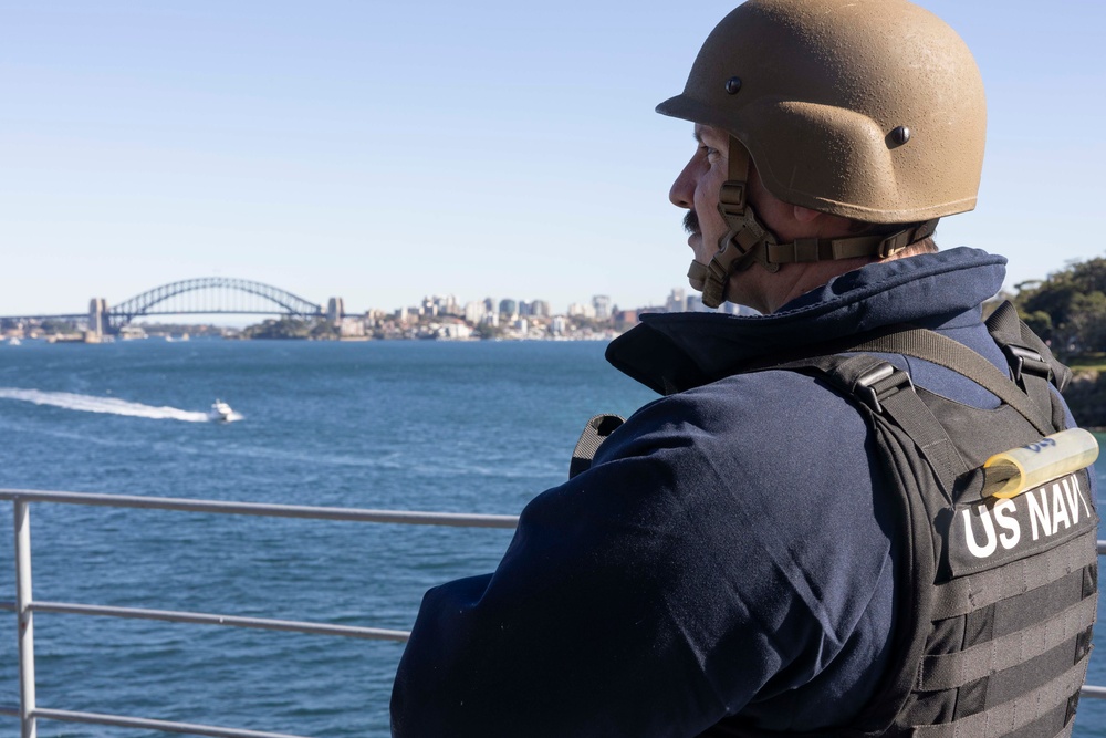 USS Frank Cable (AS 40) departs Sydney