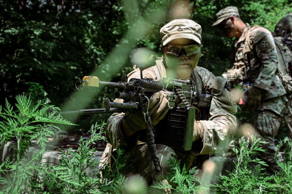 U.S. Army Pfc. conducts security operations with an M240 machine gun during a squad-level maneuver lane at Camp Casey, South Korea, July 29 2025