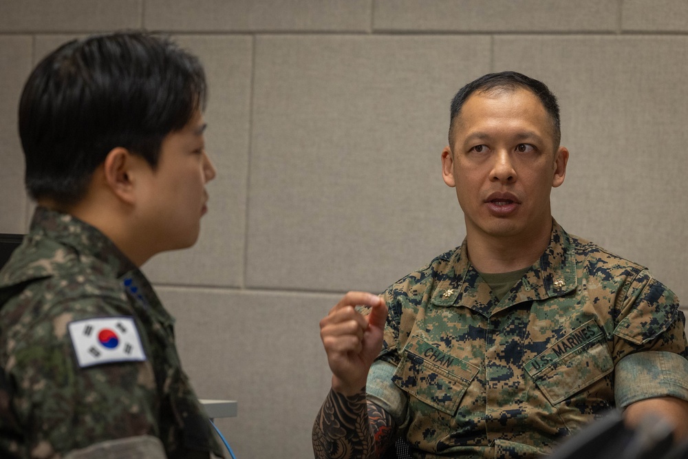 U.S. and ROK Marines strengthen ties in Joint Air Controller training