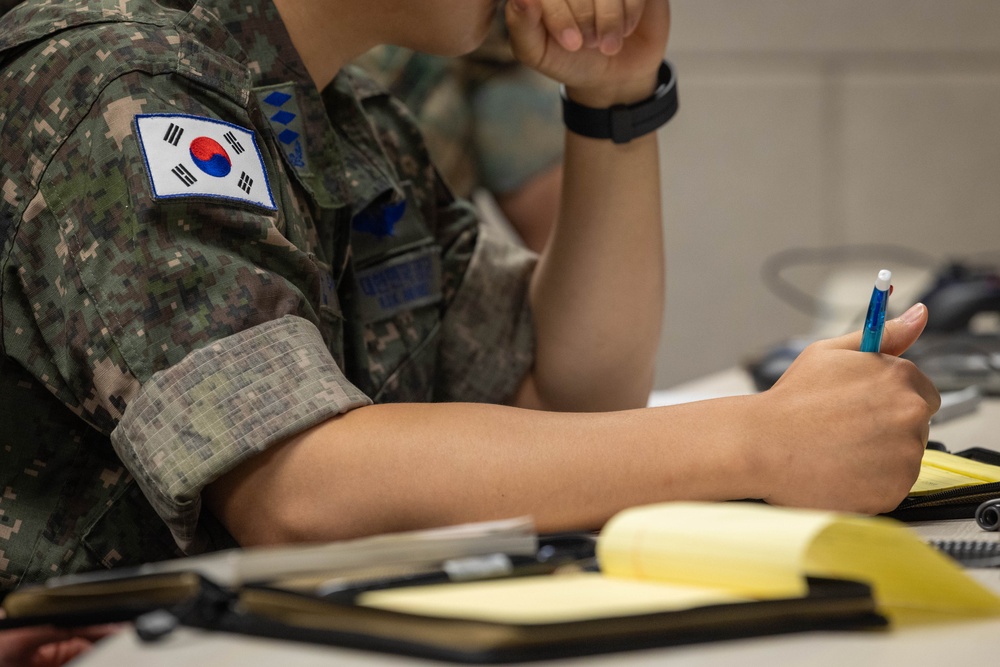 U.S. and ROK Marines strengthen ties in Joint Air Controller training