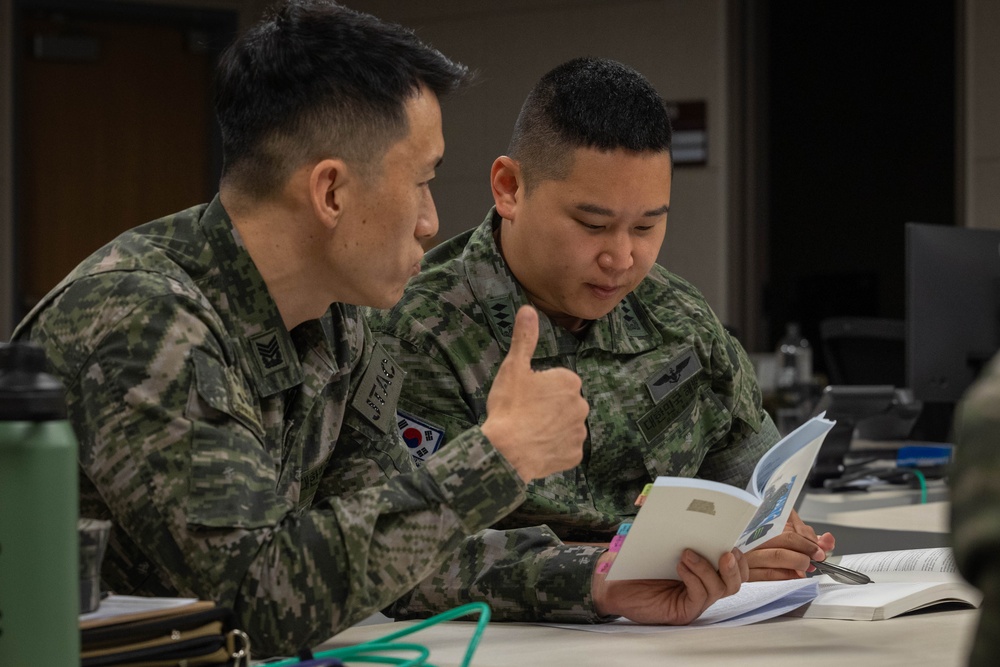 U.S. and ROK Marines strengthen ties in Joint Air Controller training
