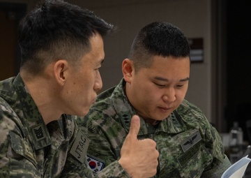 U.S. and ROK Marines strengthen ties in Joint Air Controller training