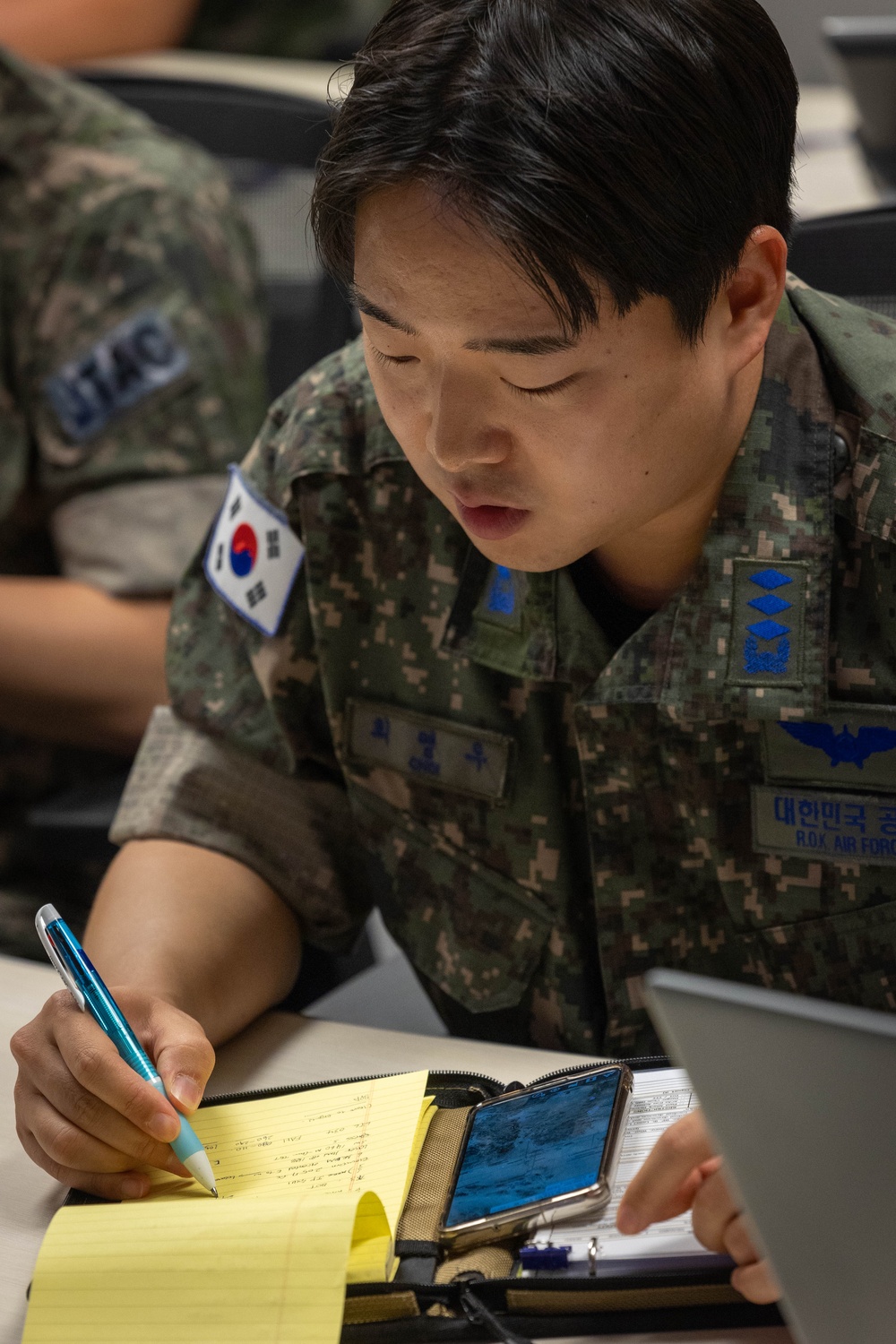 U.S. and ROK Marines strengthen ties in Joint Air Controller training