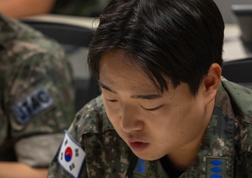 U.S. and ROK Marines strengthen ties in Joint Air Controller training