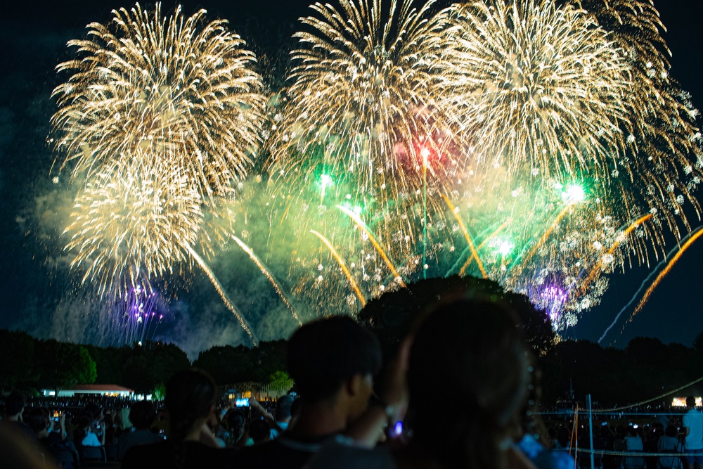 374 AW leadership celebrates the season with Tachikawa City
