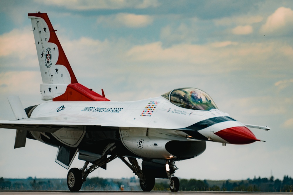 The Thunderbirds arrive at the Wyoming Air National Guard base