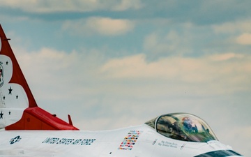 The Thunderbirds arrive at the Wyoming Air National Guard base