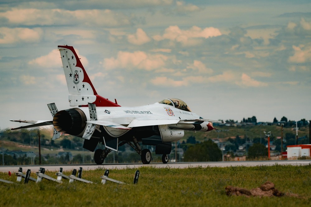 The Thunderbirds arrive at the Wyoming Air National Guard base