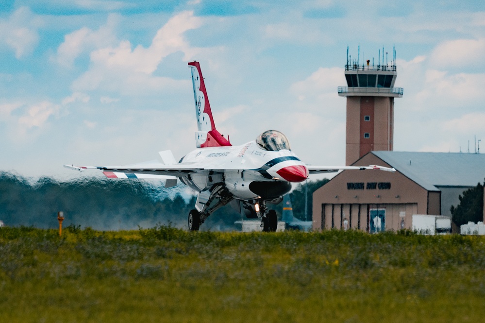 The Thunderbirds arrive at the Wyoming Air National Guard base