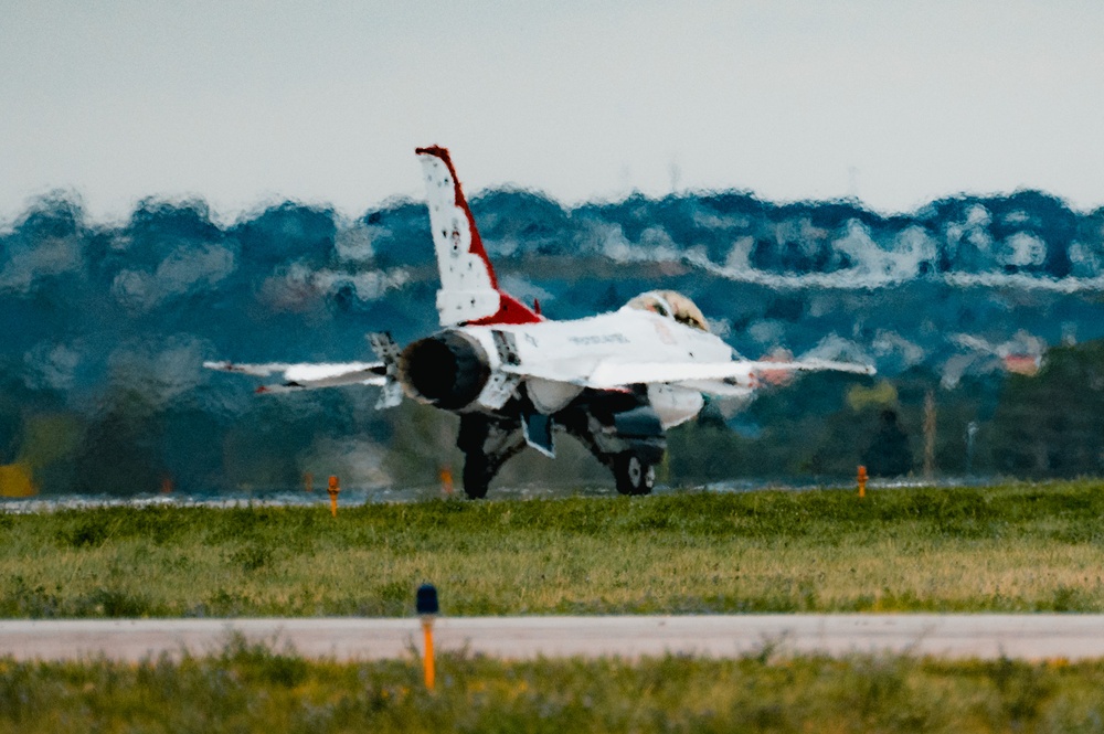 The Thunderbirds arrive at the Wyoming Air National Guard base