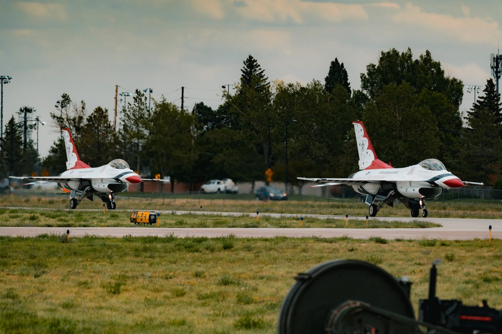 The Thunderbirds arrive at the Wyoming Air National Guard base