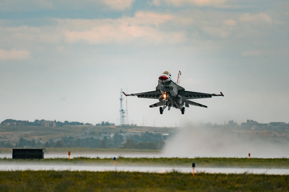The Thunderbirds arrive at the Wyoming Air National Guard base