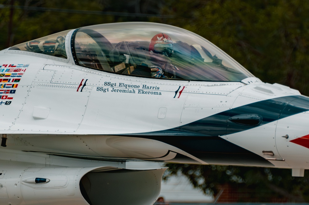 The Thunderbirds arrive at the Wyoming Air National Guard base